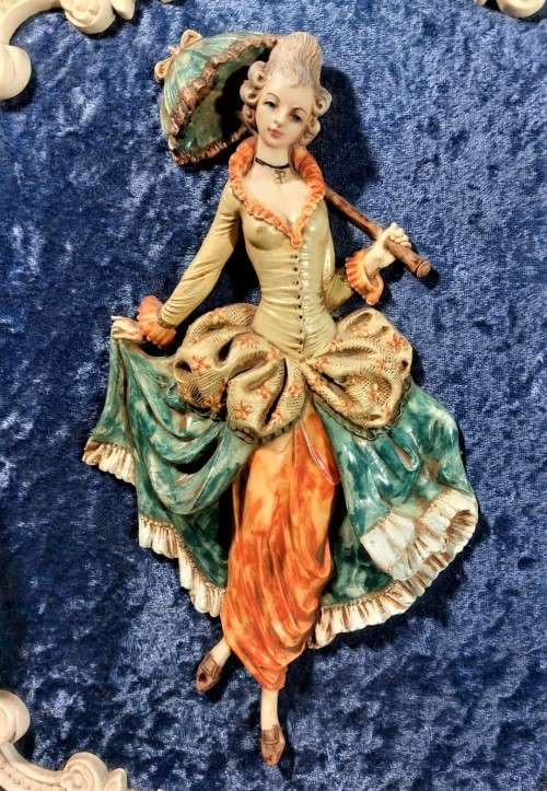 VINTAGE DEPOSE ITALY 1960S WALL MOUNTED 3-DIMENSIONAL RESIN FIGURES OF A GREETING COUPLE ON A VELVET