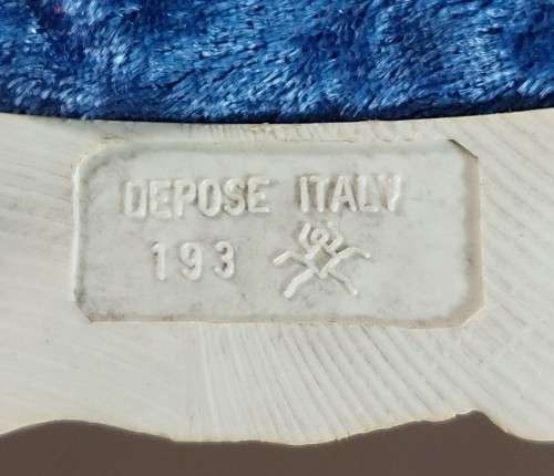 VINTAGE DEPOSE ITALY 1960S WALL MOUNTED 3-DIMENSIONAL RESIN FIGURES OF A GREETING COUPLE ON A VELVET