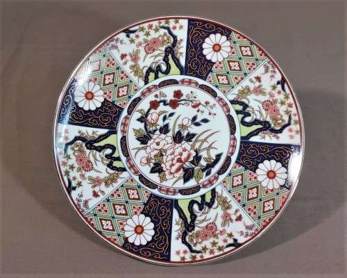BEAUTIFUL AUTHENTIC MARKED IMARI JAPANESE PLATE WITH FLORAL DESIGN AND GOLD GILDED RIM