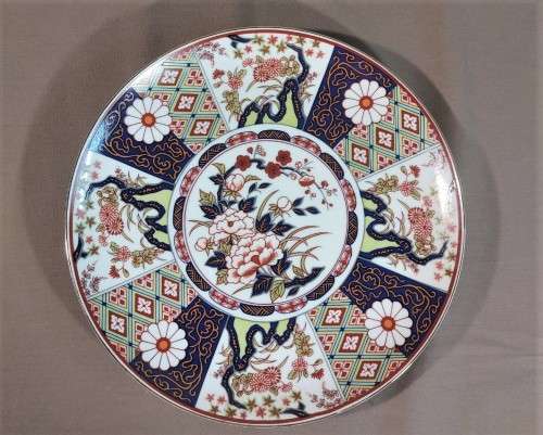 BEAUTIFUL AUTHENTIC MARKED IMARI JAPANESE PLATE WITH FLORAL DESIGN AND GOLD GILDED RIM