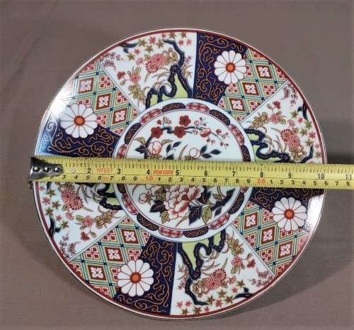 BEAUTIFUL AUTHENTIC MARKED IMARI JAPANESE PLATE WITH FLORAL DESIGN AND GOLD GILDED RIM