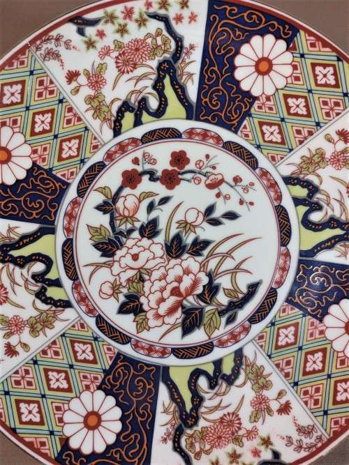 BEAUTIFUL AUTHENTIC MARKED IMARI JAPANESE PLATE WITH FLORAL DESIGN AND GOLD GILDED RIM