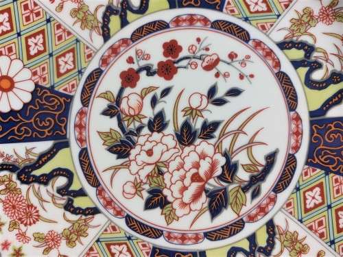 BEAUTIFUL AUTHENTIC MARKED IMARI JAPANESE PLATE WITH FLORAL DESIGN AND GOLD GILDED RIM