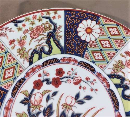 BEAUTIFUL AUTHENTIC MARKED IMARI JAPANESE PLATE WITH FLORAL DESIGN AND GOLD GILDED RIM