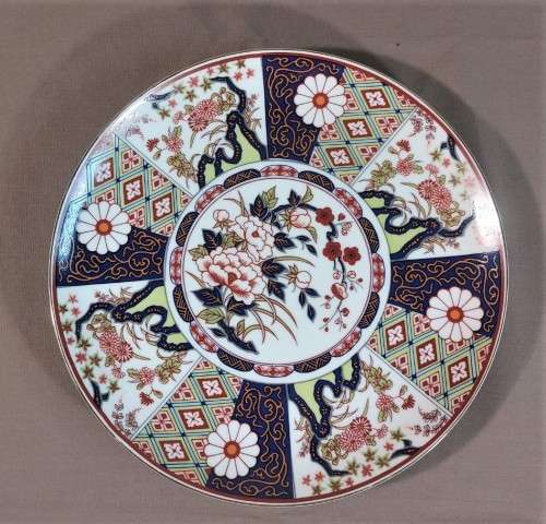 BEAUTIFUL AUTHENTIC MARKED IMARI JAPANESE PLATE WITH FLORAL DESIGN AND GOLD GILDED RIM