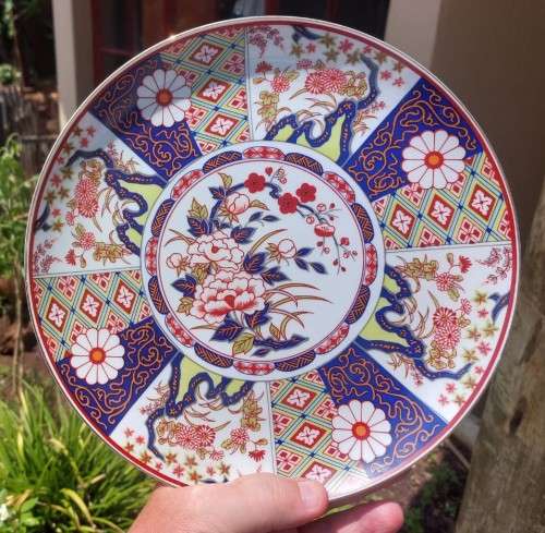 BEAUTIFUL AUTHENTIC MARKED IMARI JAPANESE PLATE WITH FLORAL DESIGN AND GOLD GILDED RIM