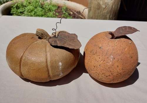 PUMPKIN AND POMELO CERAMICS WITH METALIC LEAVES