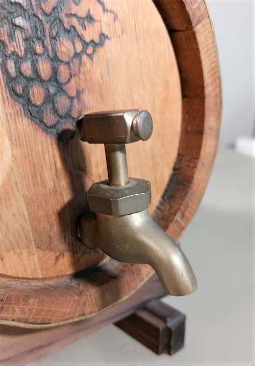 STRIKING OLD WINE OAK CASK WITH BRASS HOOPS AND TAP  TESTED WORKING  SIZE 25CM LONG 26CM HIGH