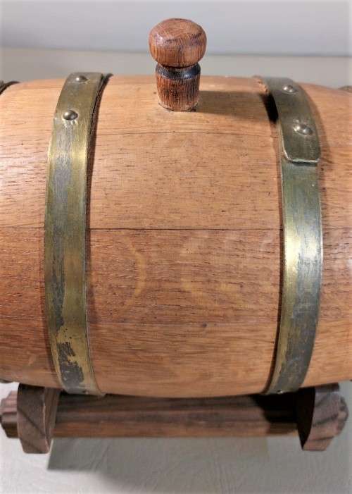 STRIKING OLD WINE OAK CASK WITH BRASS HOOPS AND TAP  TESTED WORKING  SIZE 25CM LONG 26CM HIGH