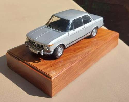 ELEGANT 1970S BMW 2002 SALOON CAR SCALE 1:18 BY AUTOARTS MOUNTED ON WOODEN BLOCK