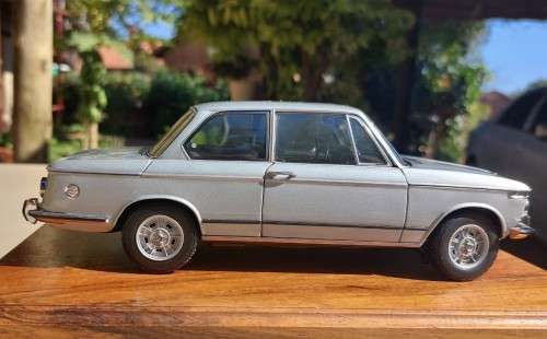 ELEGANT 1970S BMW 2002 SALOON CAR SCALE 1:18 BY AUTOARTS MOUNTED ON WOODEN BLOCK