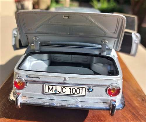 ELEGANT 1970S BMW 2002 SALOON CAR SCALE 1:18 BY AUTOARTS MOUNTED ON WOODEN BLOCK