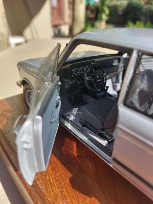 ELEGANT 1970S BMW 2002 SALOON CAR SCALE 1:18 BY AUTOARTS MOUNTED ON WOODEN BLOCK