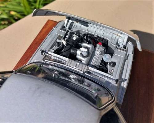 ELEGANT 1970S BMW 2002 SALOON CAR SCALE 1:18 BY AUTOARTS MOUNTED ON WOODEN BLOCK