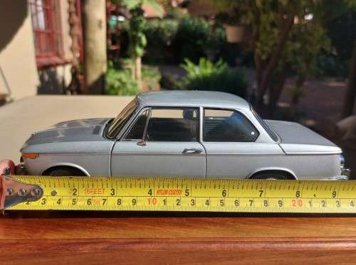 ELEGANT 1970S BMW 2002 SALOON CAR SCALE 1:18 BY AUTOARTS MOUNTED ON WOODEN BLOCK