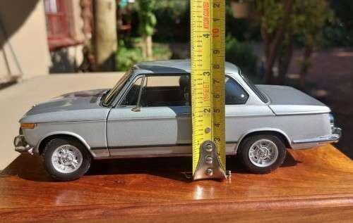 ELEGANT 1970S BMW 2002 SALOON CAR SCALE 1:18 BY AUTOARTS MOUNTED ON WOODEN BLOCK