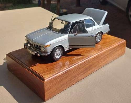 ELEGANT 1970S BMW 2002 SALOON CAR SCALE 1:18 BY AUTOARTS MOUNTED ON WOODEN BLOCK