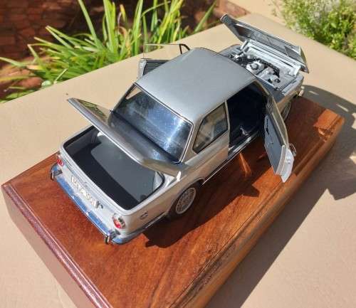 ELEGANT 1970S BMW 2002 SALOON CAR SCALE 1:18 BY AUTOARTS MOUNTED ON WOODEN BLOCK