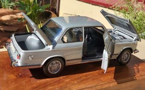 ELEGANT 1970S BMW 2002 SALOON CAR SCALE 1:18 BY AUTOARTS MOUNTED ON WOODEN BLOCK
