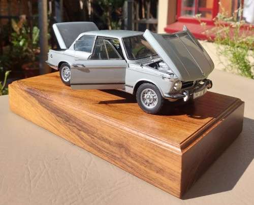 ELEGANT 1970S BMW 2002 SALOON CAR SCALE 1:18 BY AUTOARTS MOUNTED ON WOODEN BLOCK