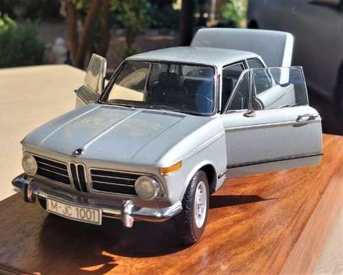ELEGANT 1970S BMW 2002 SALOON CAR SCALE 1:18 BY AUTOARTS MOUNTED ON WOODEN BLOCK