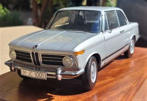 ELEGANT 1970S BMW 2002 SALOON CAR SCALE 1:18 BY AUTOARTS MOUNTED ON WOODEN BLOCK