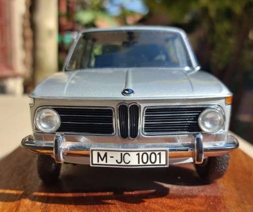 ELEGANT 1970S BMW 2002 SALOON CAR SCALE 1:18 BY AUTOARTS MOUNTED ON WOODEN BLOCK