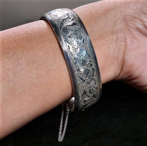 VINTAGE 1950S CANDIDA JOE CALAFATO DESIGNED STERLING SILVER BANGLE (38G)