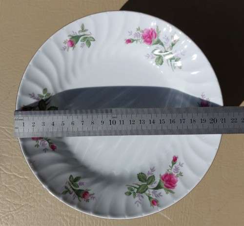 A LARGE 18 PIECE RICHWOOD PORCELAIN DINNER SET WITH RED ROSES PATTERN GOOD CONDITION