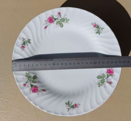 A LARGE 18 PIECE RICHWOOD PORCELAIN DINNER SET WITH RED ROSES PATTERN GOOD CONDITION