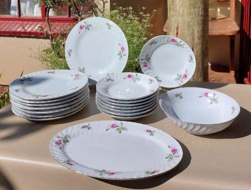 A LARGE 18 PIECE RICHWOOD PORCELAIN DINNER SET WITH RED ROSES PATTERN GOOD CONDITION