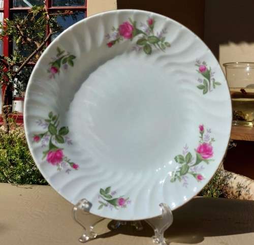 A LARGE 18 PIECE RICHWOOD PORCELAIN DINNER SET WITH RED ROSES PATTERN GOOD CONDITION