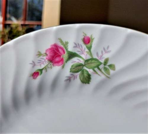 A LARGE 18 PIECE RICHWOOD PORCELAIN DINNER SET WITH RED ROSES PATTERN GOOD CONDITION