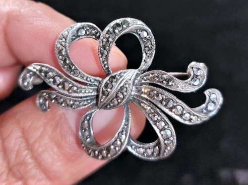 VINTAGE STERLING SILVER AND MARQUISITE BOW AND RIBBON BROOCH
