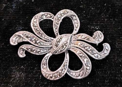 VINTAGE STERLING SILVER AND MARQUISITE BOW AND RIBBON BROOCH