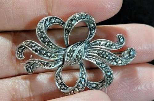 VINTAGE STERLING SILVER AND MARQUISITE BOW AND RIBBON BROOCH