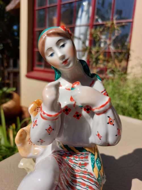 VINTAGE 1990S UKRANIAN KYIV PORCELAIN FIGURINES