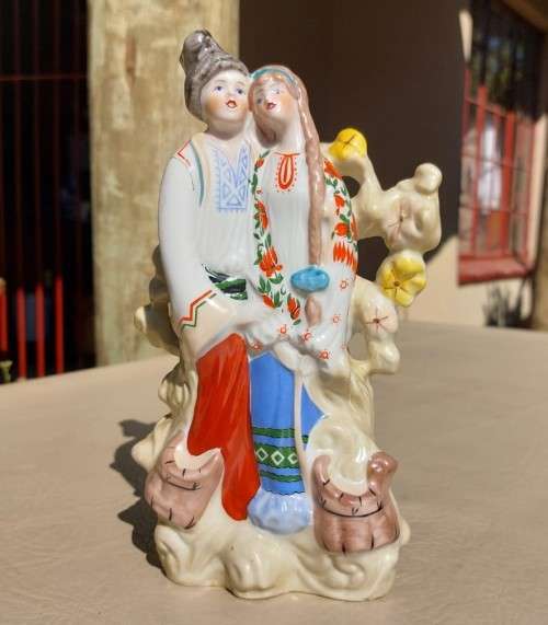 YOUNG LOVERS A VINTAGE 1990S UKRANIAN KYIV PORCELAIN FIGURINE