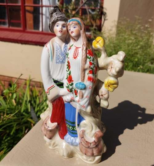 YOUNG LOVERS A VINTAGE 1990S UKRANIAN KYIV PORCELAIN FIGURINE