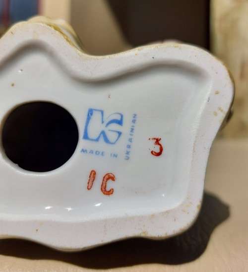 YOUNG LOVERS A VINTAGE 1990S UKRANIAN KYIV PORCELAIN FIGURINE