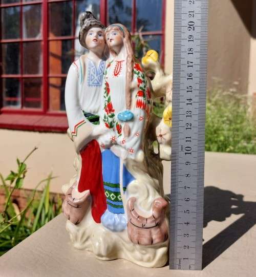 YOUNG LOVERS A VINTAGE 1990S UKRANIAN KYIV PORCELAIN FIGURINE