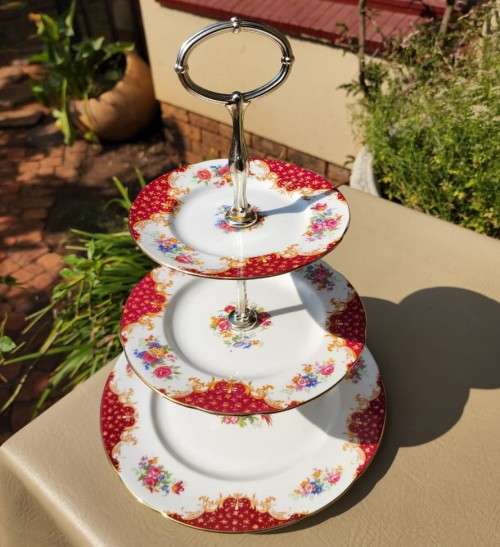 RARE 1950S PARAGON 3-TIER CAKE STAND - ROCKINGHAM RED PATTERN - BY WARRANT OF QUEEN ELIZABETH OF ENG
