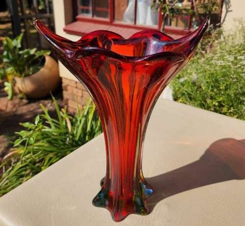 STRIKING FLOWER SHAPED RED ART GLASS VASE