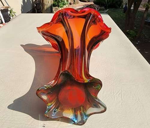 STRIKING FLOWER SHAPED RED ART GLASS VASE