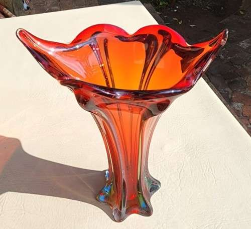 STRIKING FLOWER SHAPED RED ART GLASS VASE