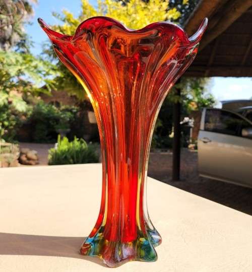 STRIKING FLOWER SHAPED RED ART GLASS VASE
