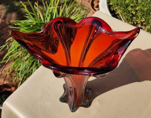 STRIKING FLOWER SHAPED RED ART GLASS VASE