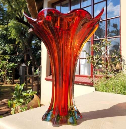STRIKING FLOWER SHAPED RED ART GLASS VASE
