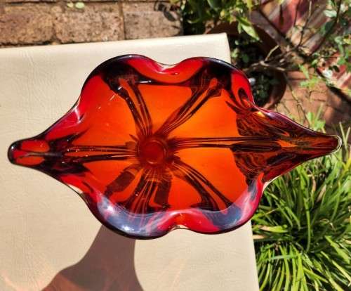 STRIKING FLOWER SHAPED RED ART GLASS VASE