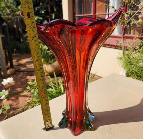 STRIKING FLOWER SHAPED RED ART GLASS VASE